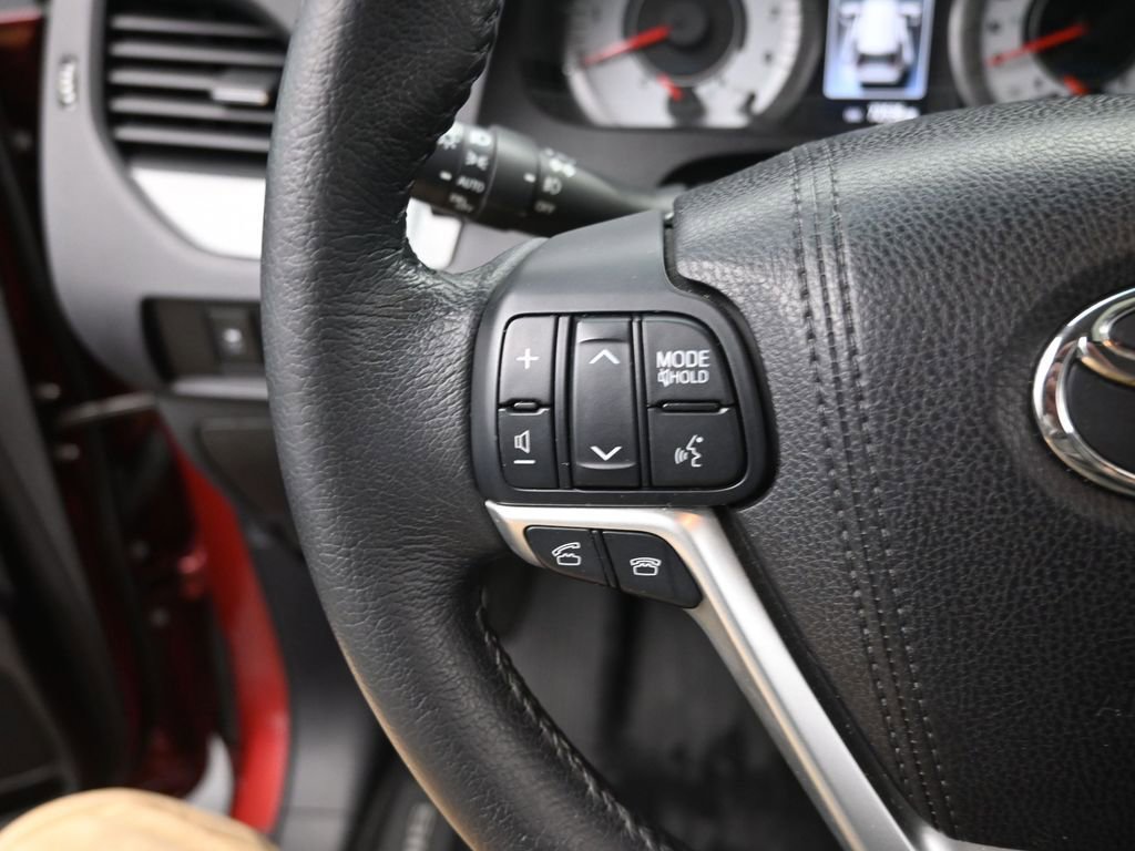Used 2015 Toyota Sienna SE image 35