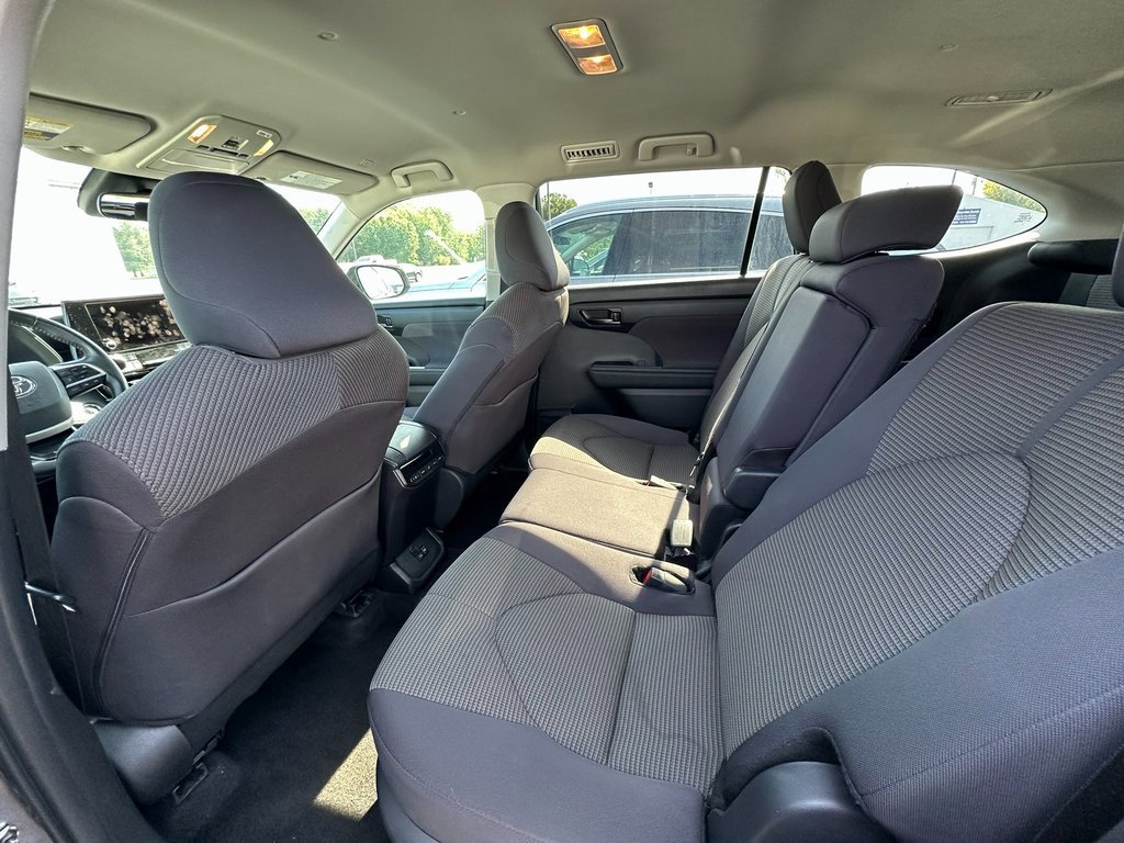 Used 2024 Toyota Highlander LE image 4