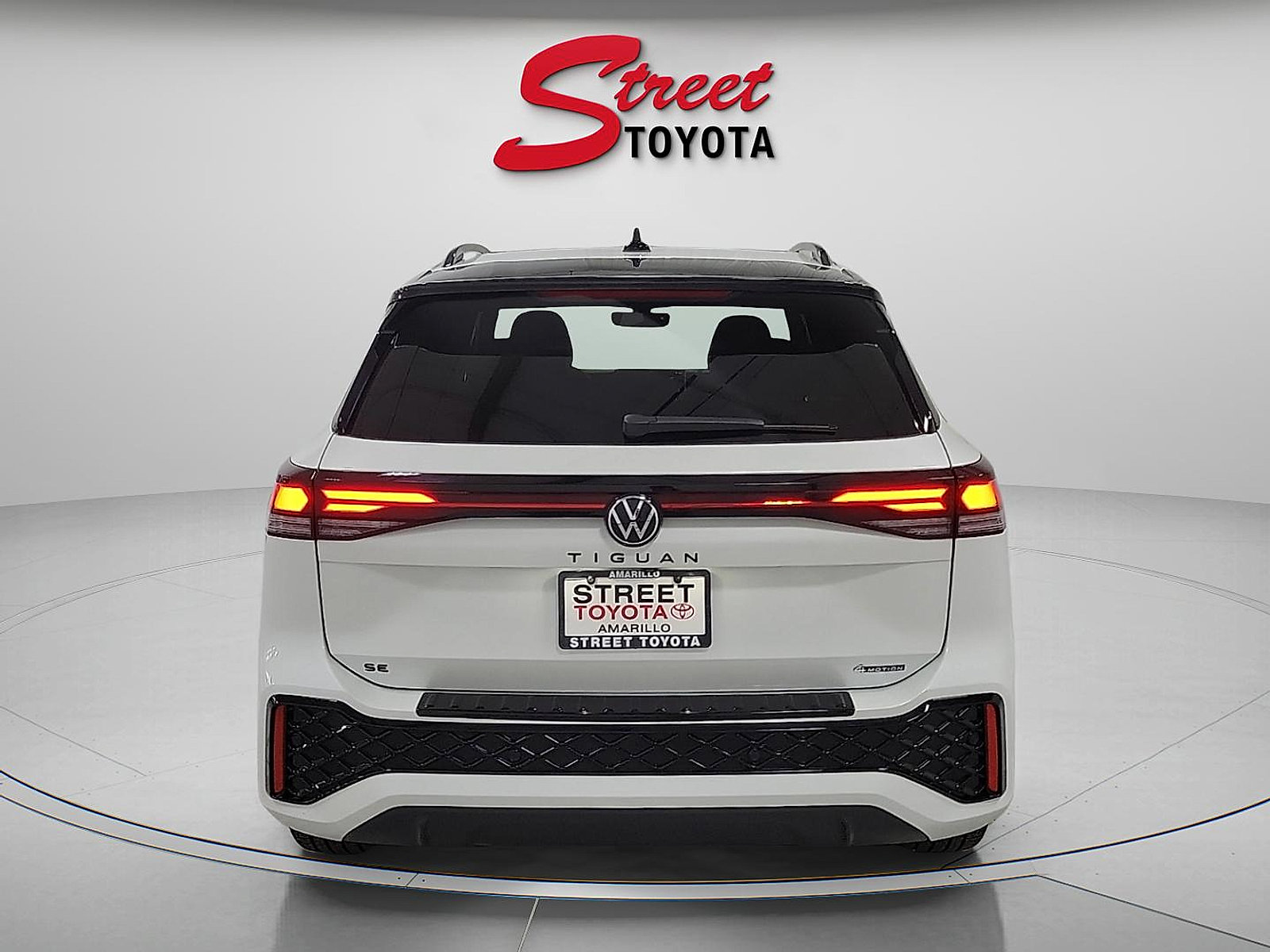Used 2025 Volkswagen Tiguan SE R-Line AWD/4WD image 3