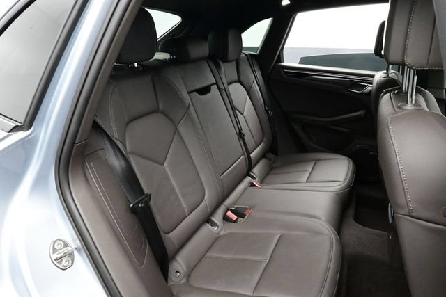 Certified 2025 Porsche Macan AWD/4WD image 17