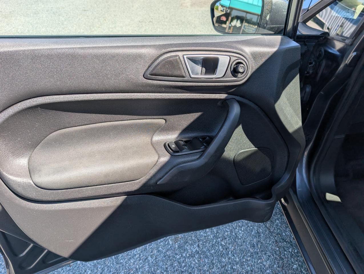 Used 2015 Ford Fiesta SE FWD image 12