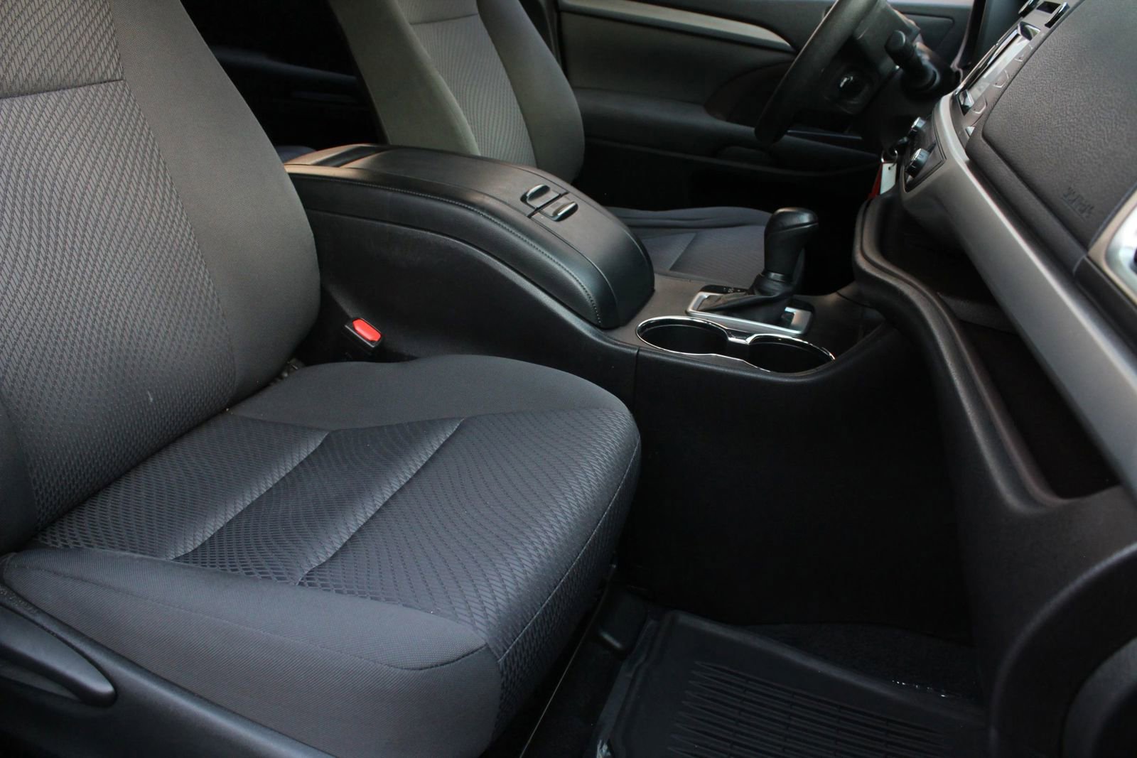 Used 2016 Toyota Highlander LE AWD/4WD image 28