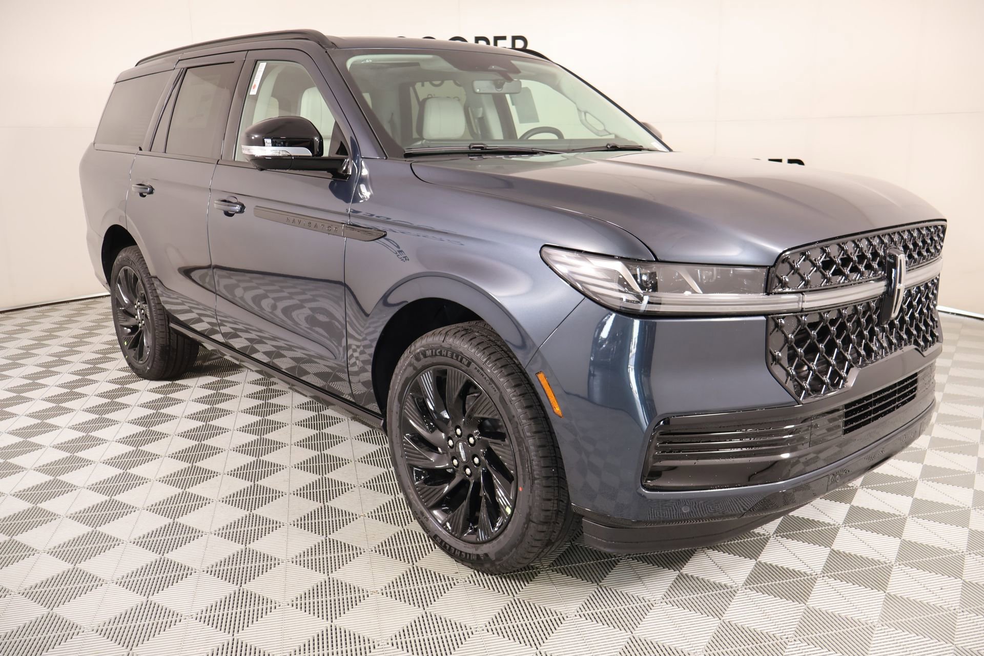 New 2026 Lincoln Navigator Reserve w/ Jet Appearance Package