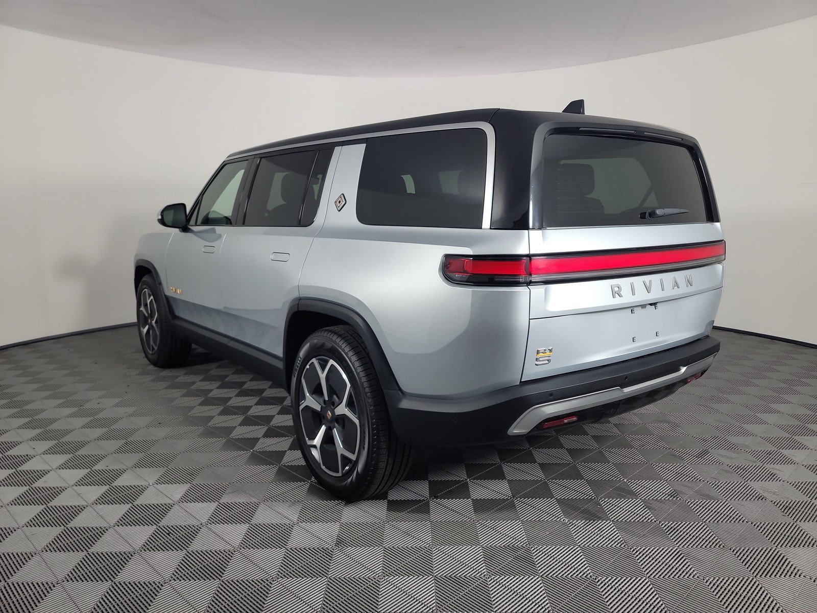 Used 2024 Rivian R1S Adventure AWD/4WD image 3