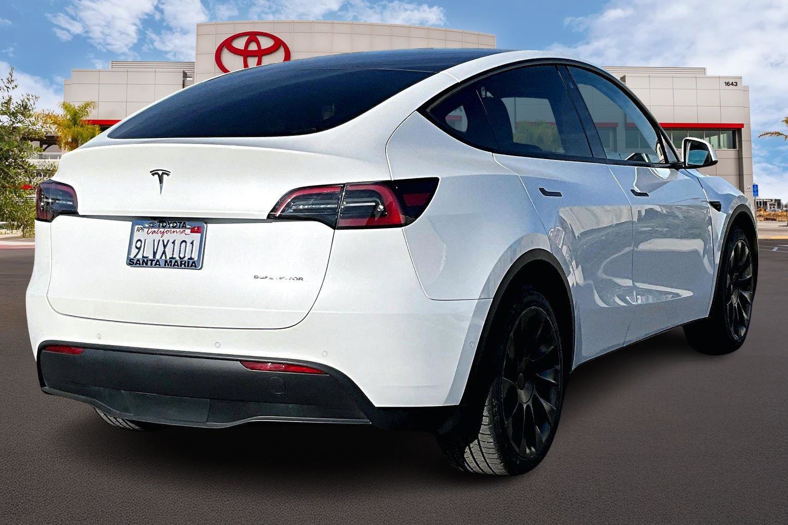 Used 2022 Tesla Model Y Long Range image 11