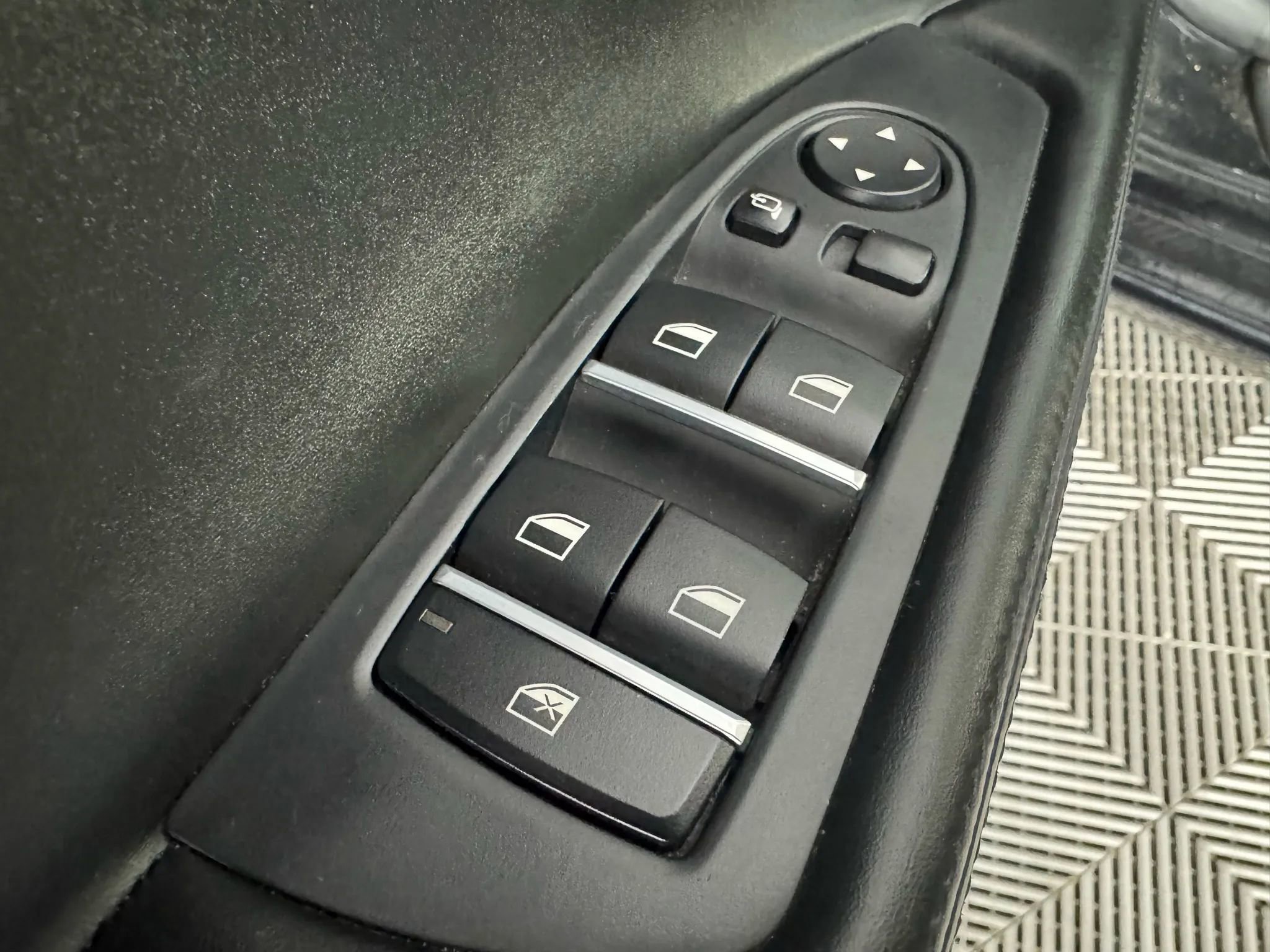 Used 2011 BMW 750Li xDrive image 39