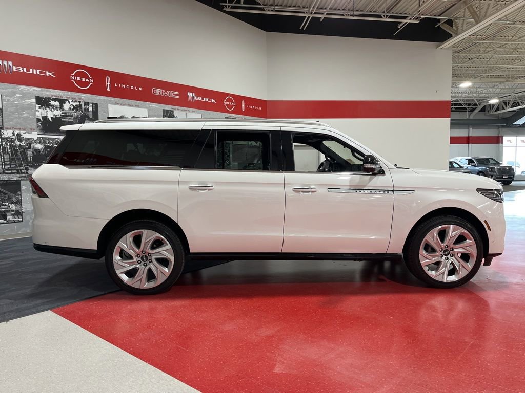 Used 2025 Lincoln Navigator L Reserve image 2