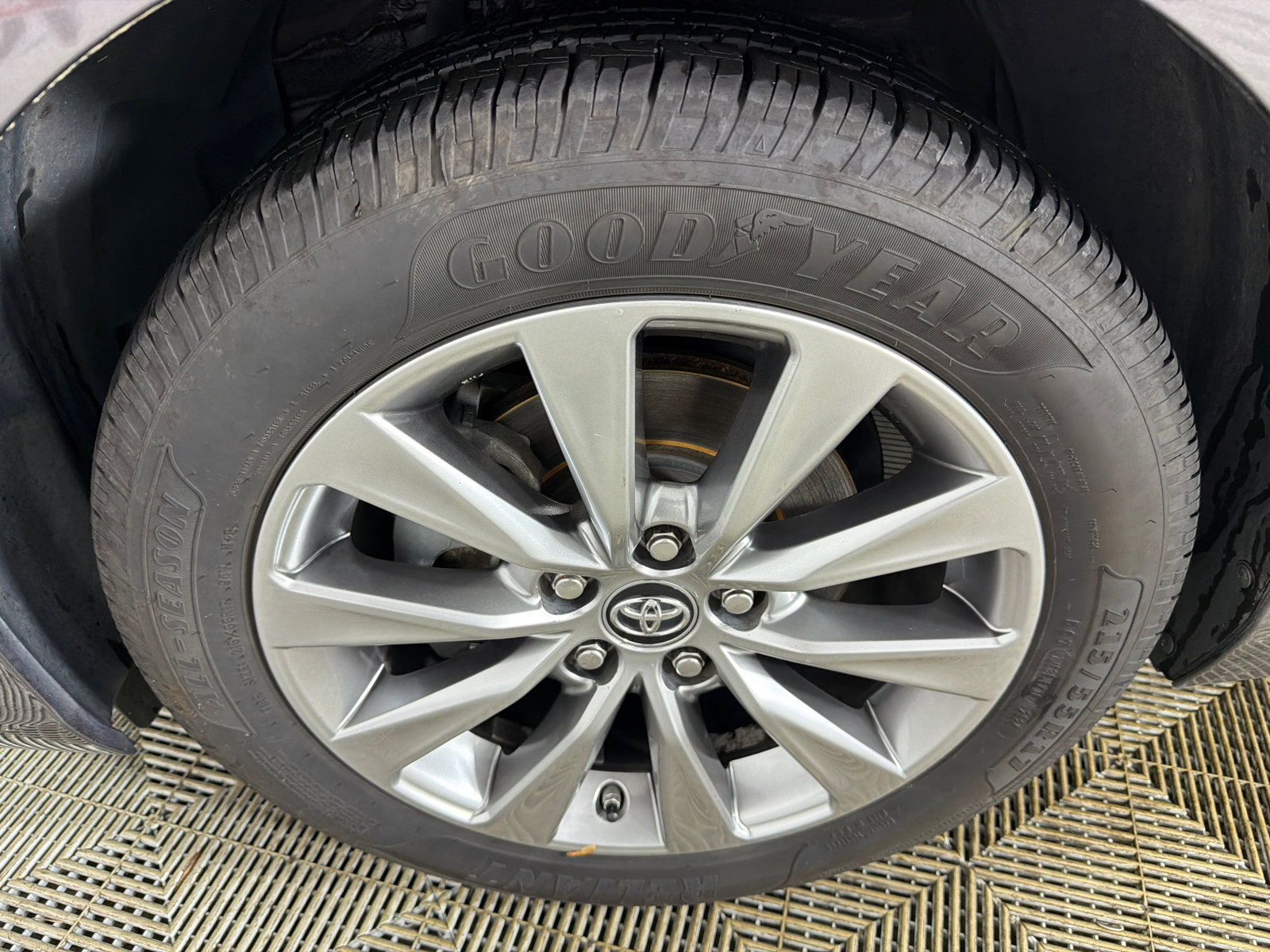 Used 2017 Toyota Camry XLE FWD image 11