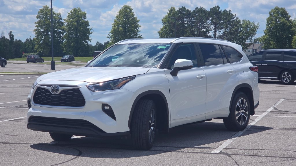Used 2023 Toyota Highlander XLE FWD image 4