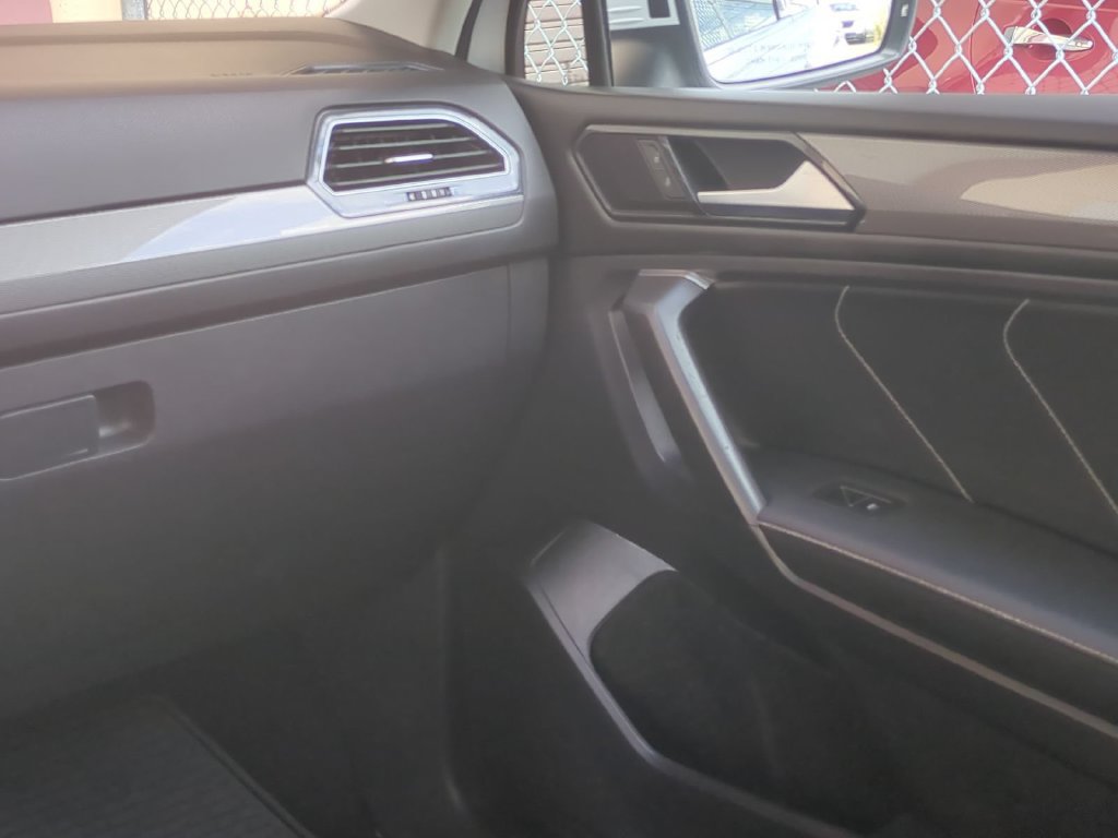 Used 2022 Volkswagen Tiguan SE w/ Panoramic Sunroof Package FWD image 21