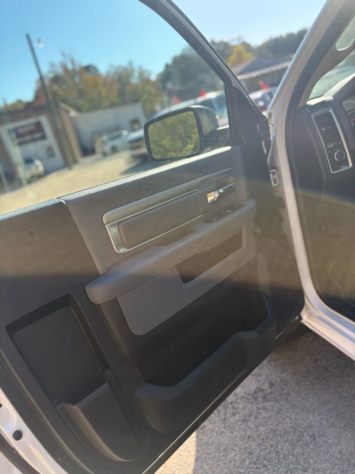 Used 2014 RAM 1500 Classic SLT image 33