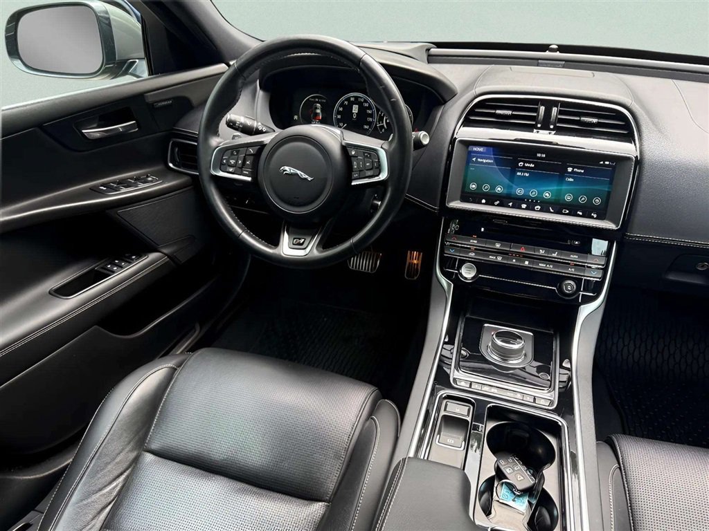Used 2019 Jaguar XE S RWD image 11
