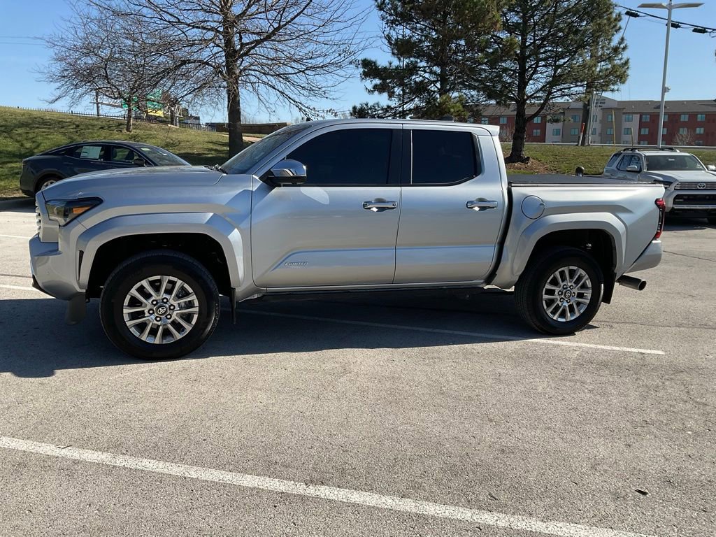 Used 2024 Toyota Tacoma Limited w/ Limited Package (LT) image 3