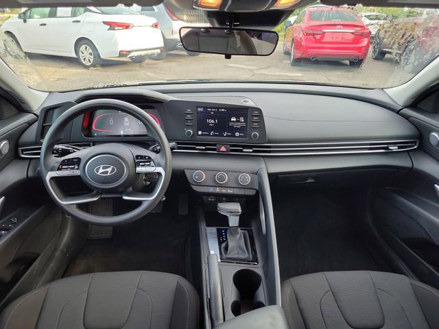 Used 2025 Hyundai Elantra SE FWD image 23
