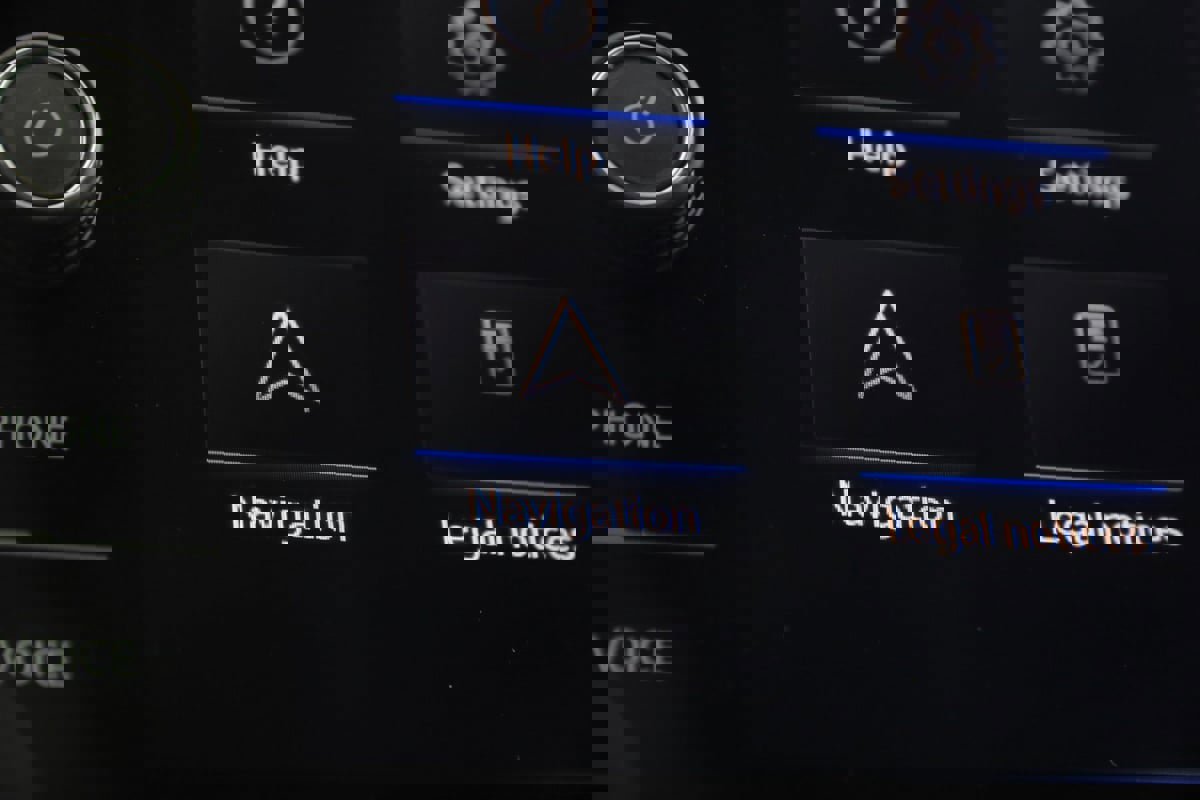 Used 2024 Volkswagen Tiguan SE image 9