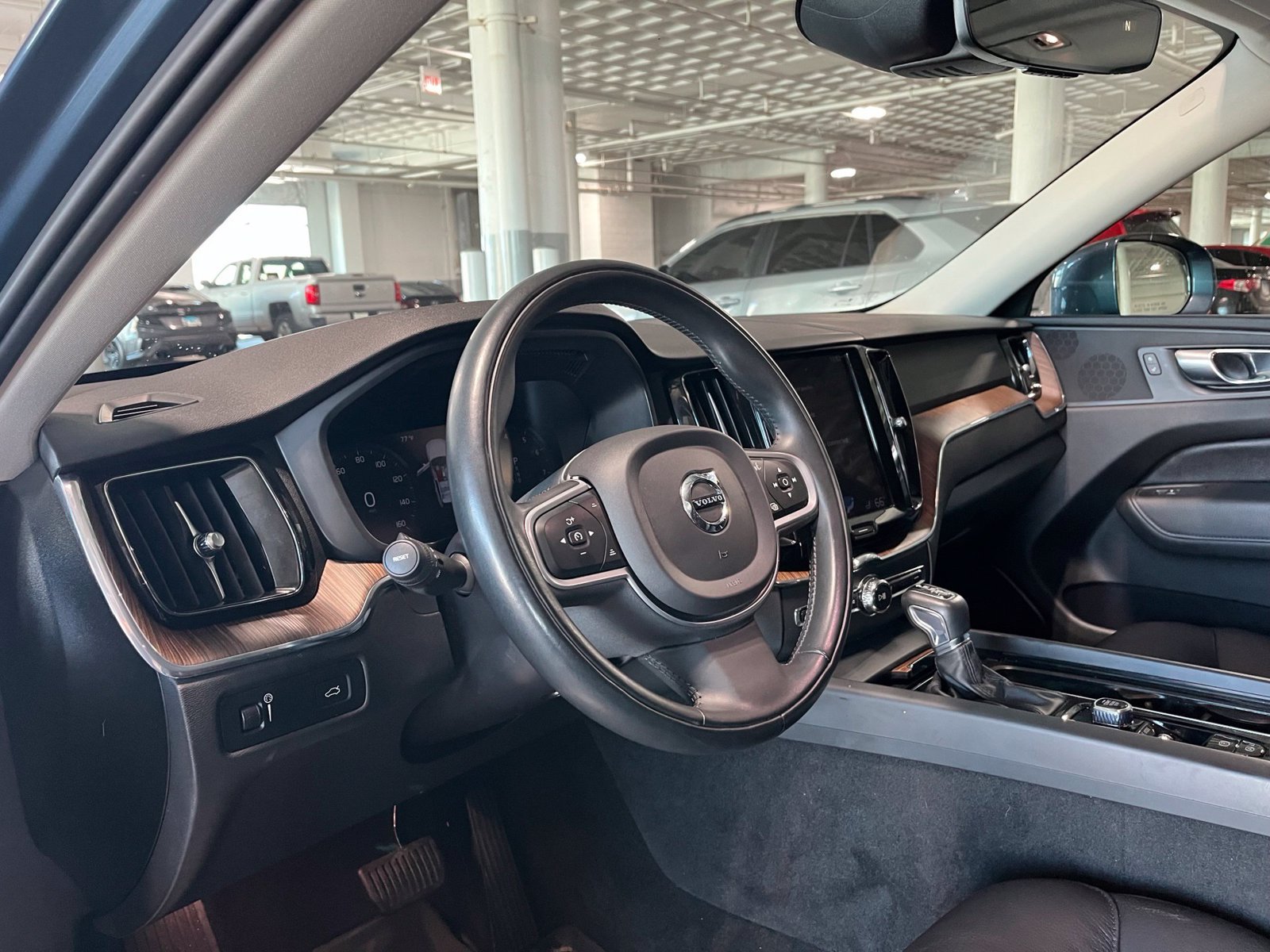 Used 2021 Volvo XC60 T6 Momentum w/ Premium Package AWD/4WD image 19