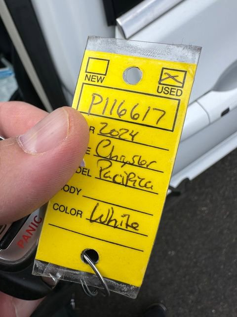 Used 2024 Chrysler Pacifica Touring-L image 36