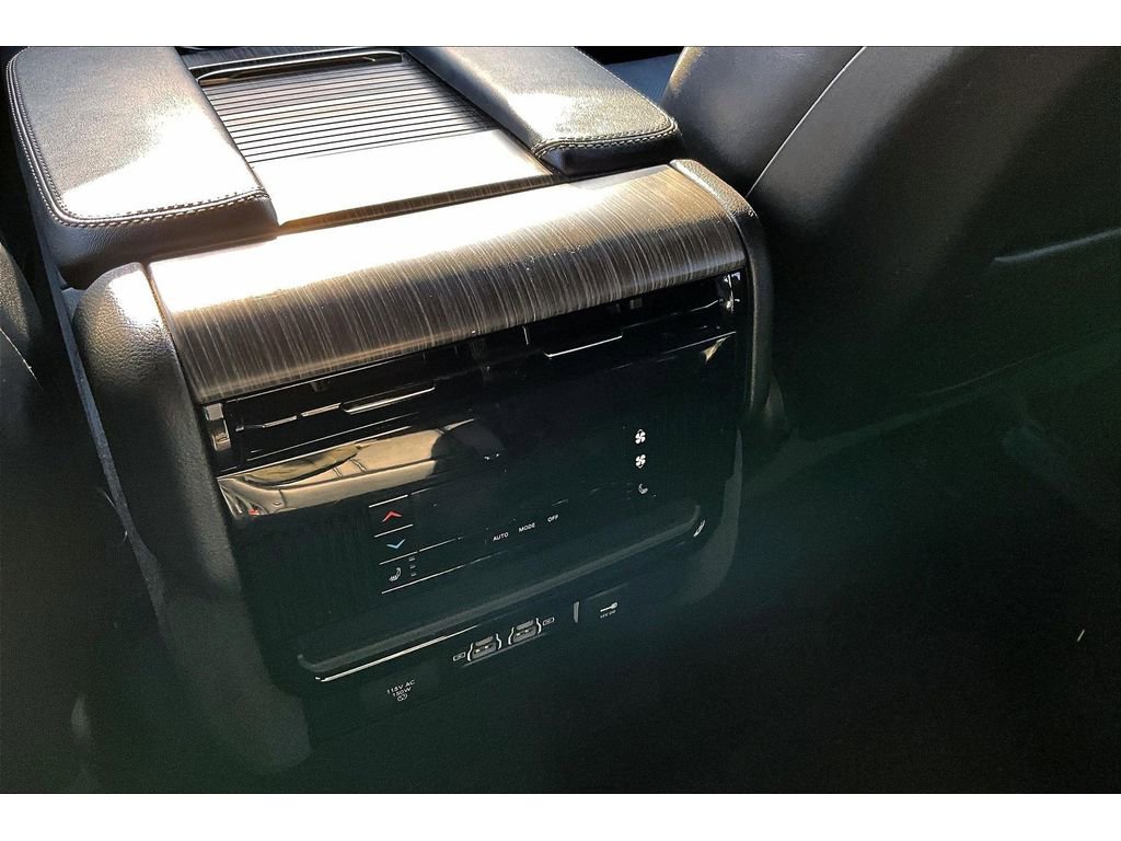 Certified 2024 Jeep Wagoneer L Series II w/ Flexible Seating Group image 31