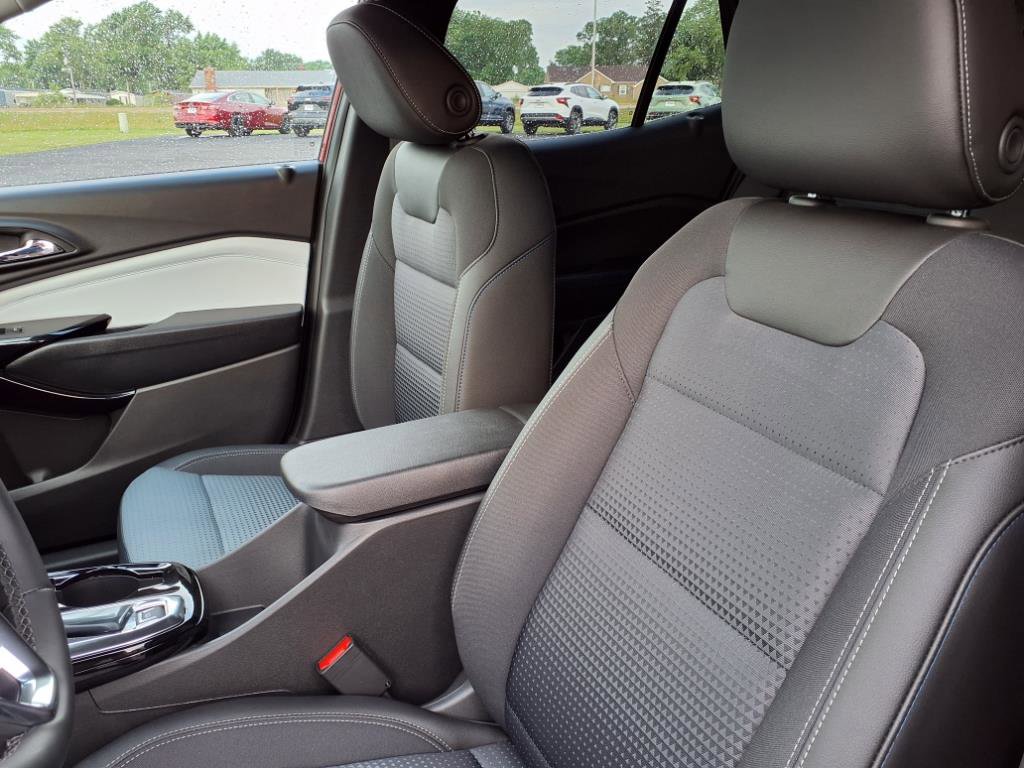 New 2025 Chevrolet Trax LT w/ LT Convenience Package FWD image 11