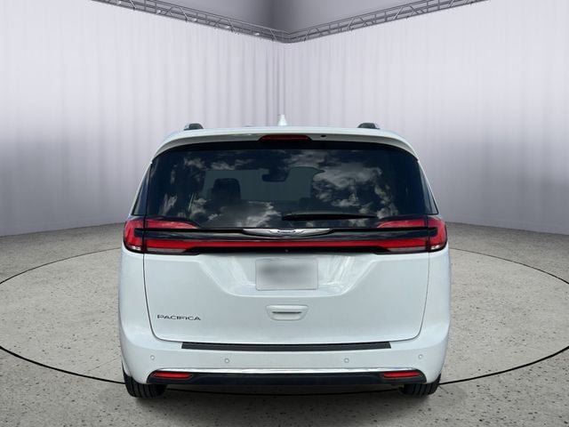 Used 2021 Chrysler Pacifica Touring-L FWD image 8