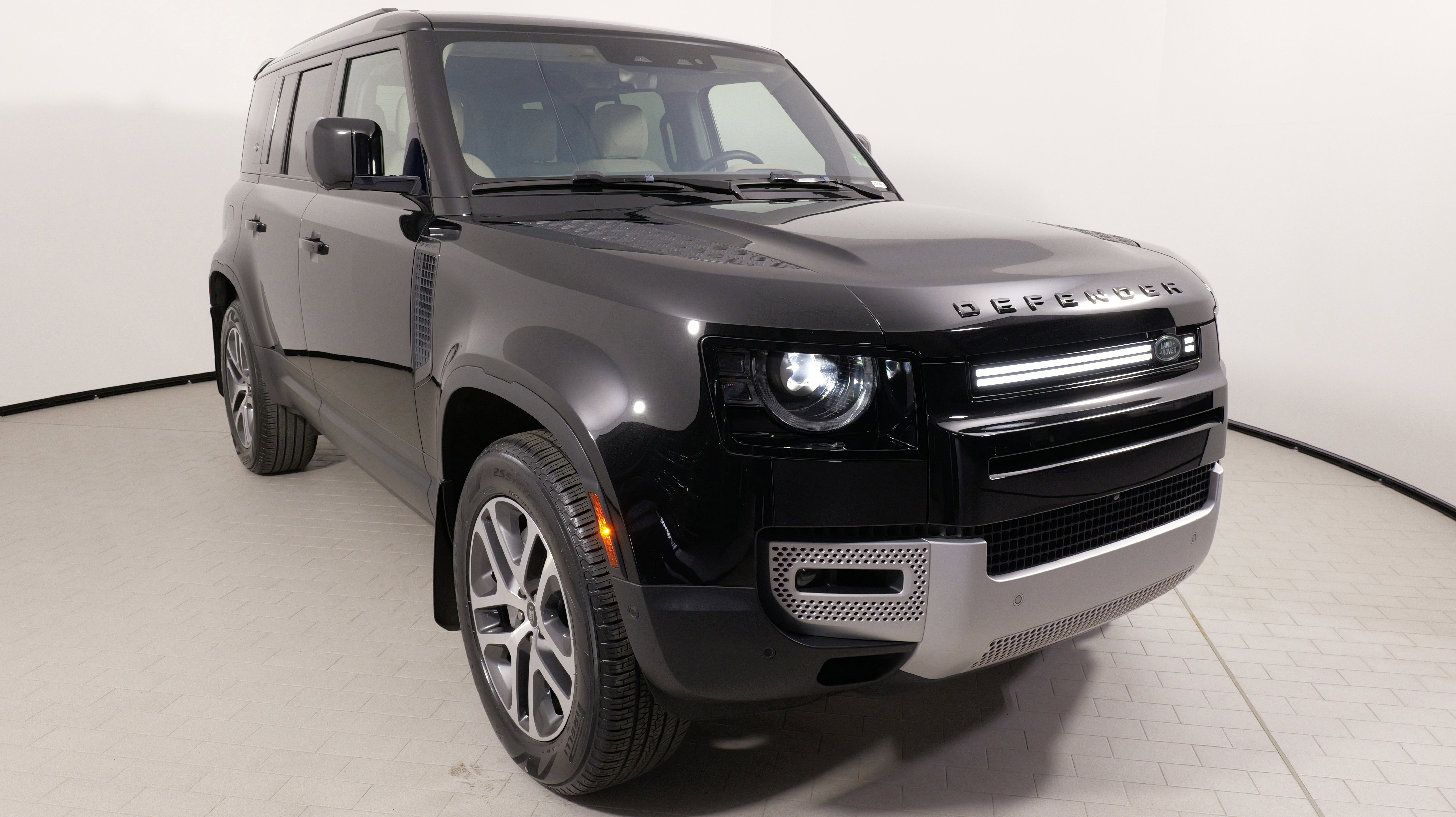 Used 2022 Land Rover Defender 110 SE image 7