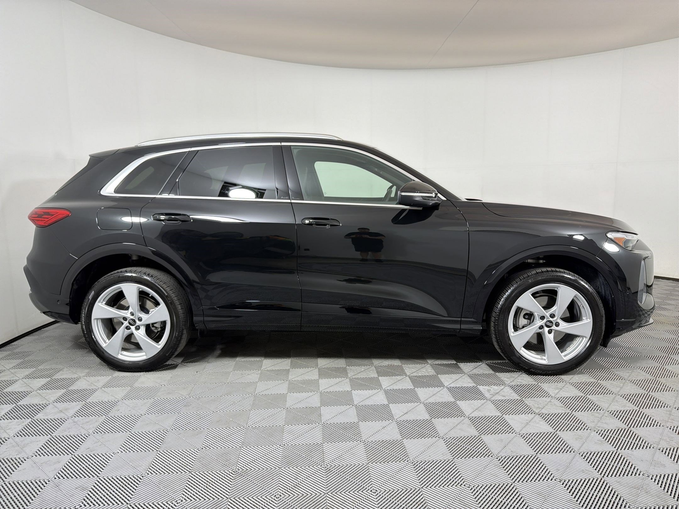 Used 2025 Audi Q5 Premium Plus w/ Premium Plus image 8