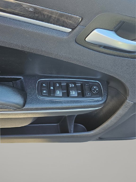 Used 2016 Chrysler 300 C image 29
