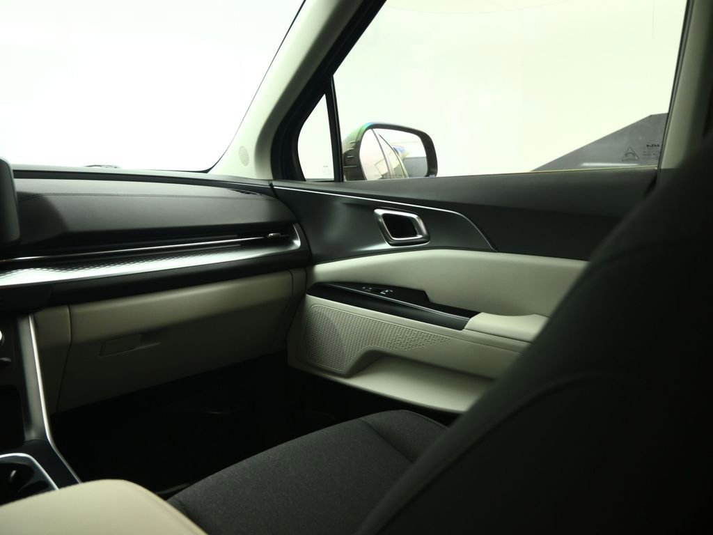 Used 2024 Kia Carnival LX image 43