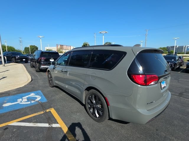 Used 2020 Chrysler Pacifica Touring-L w/ S Appearance Package FWD video 2