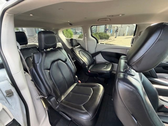 Used 2023 Chrysler Pacifica Touring-L FWD image 11