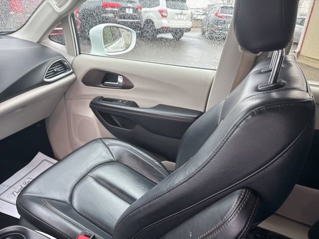 Used 2019 Chrysler Pacifica Touring-L image 17