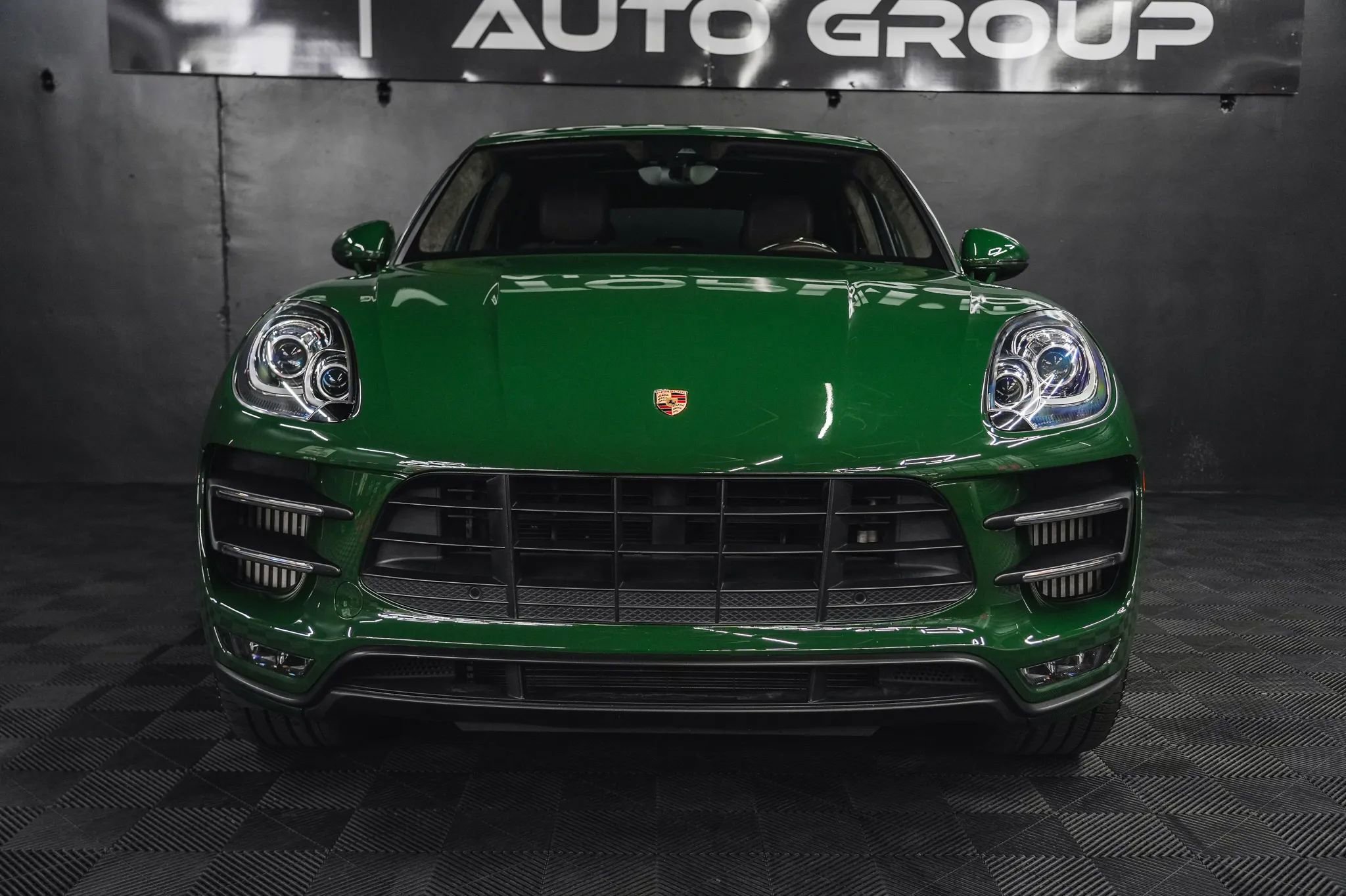 Used 2018 Porsche Macan Turbo AWD/4WD image 9