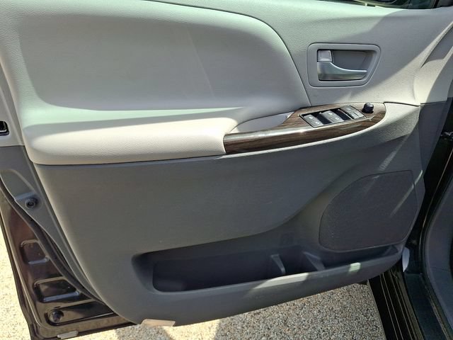 Used 2017 Toyota Sienna XLE AWD/4WD image 12