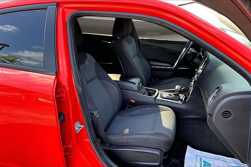 Used 2017 Dodge Charger SE RWD image 6