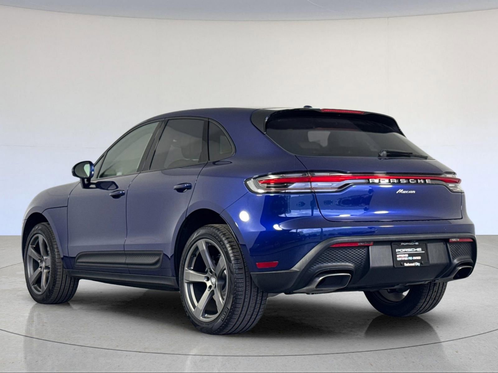 Certified 2025 Porsche Macan image 3