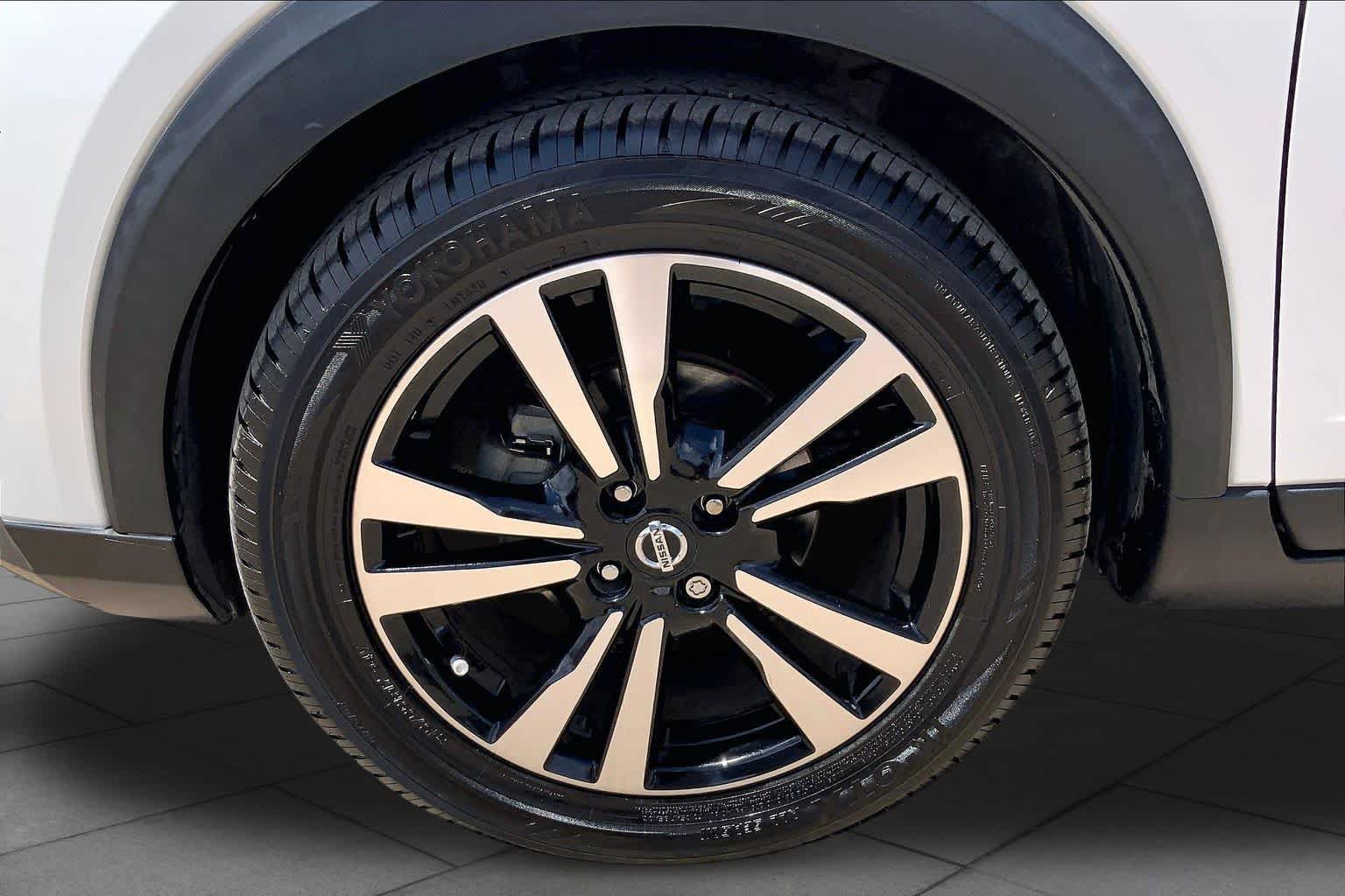 Used 2019 Nissan Kicks SR FWD image 11
