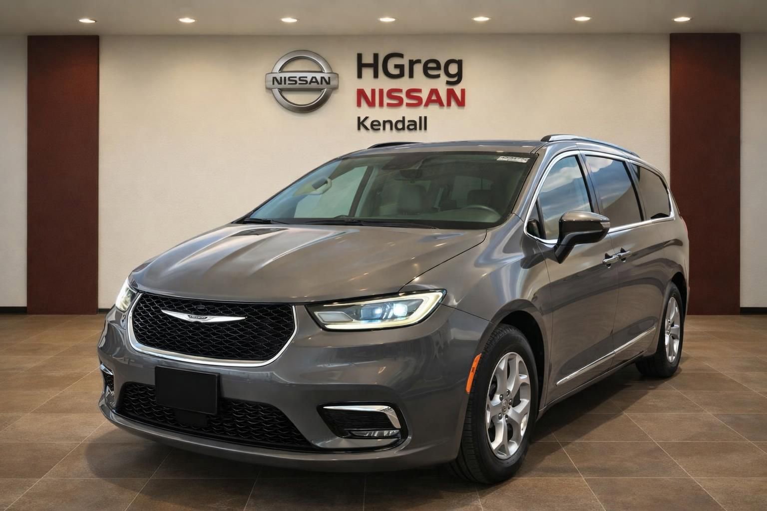 Used 2023 Chrysler Pacifica Limited FWD image 3