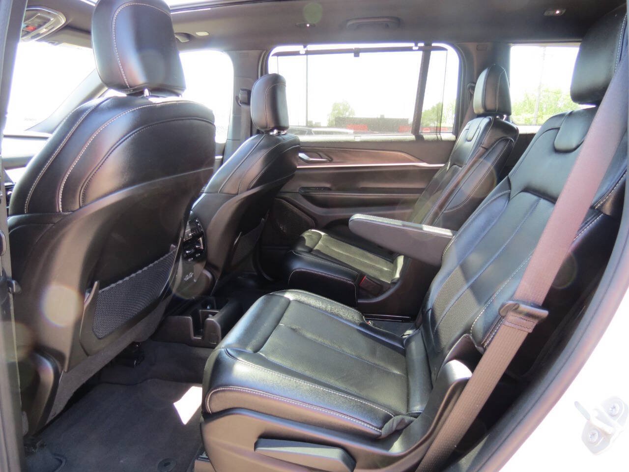 Used 2024 Jeep Grand Cherokee L Limited w/ Luxury Tech Group II AWD/4WD image 14