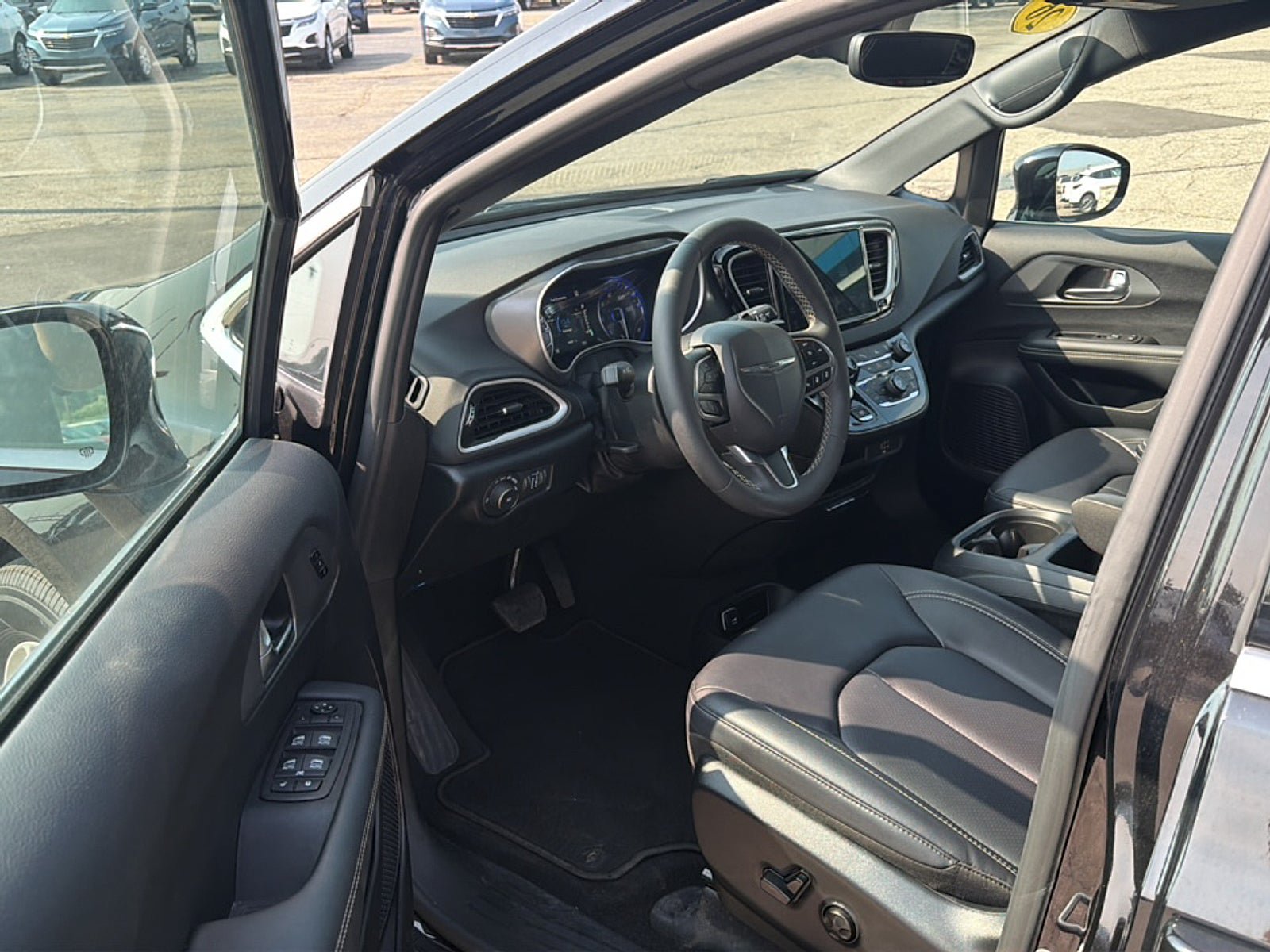 Used 2026 Chrysler Pacifica Select FWD image 8