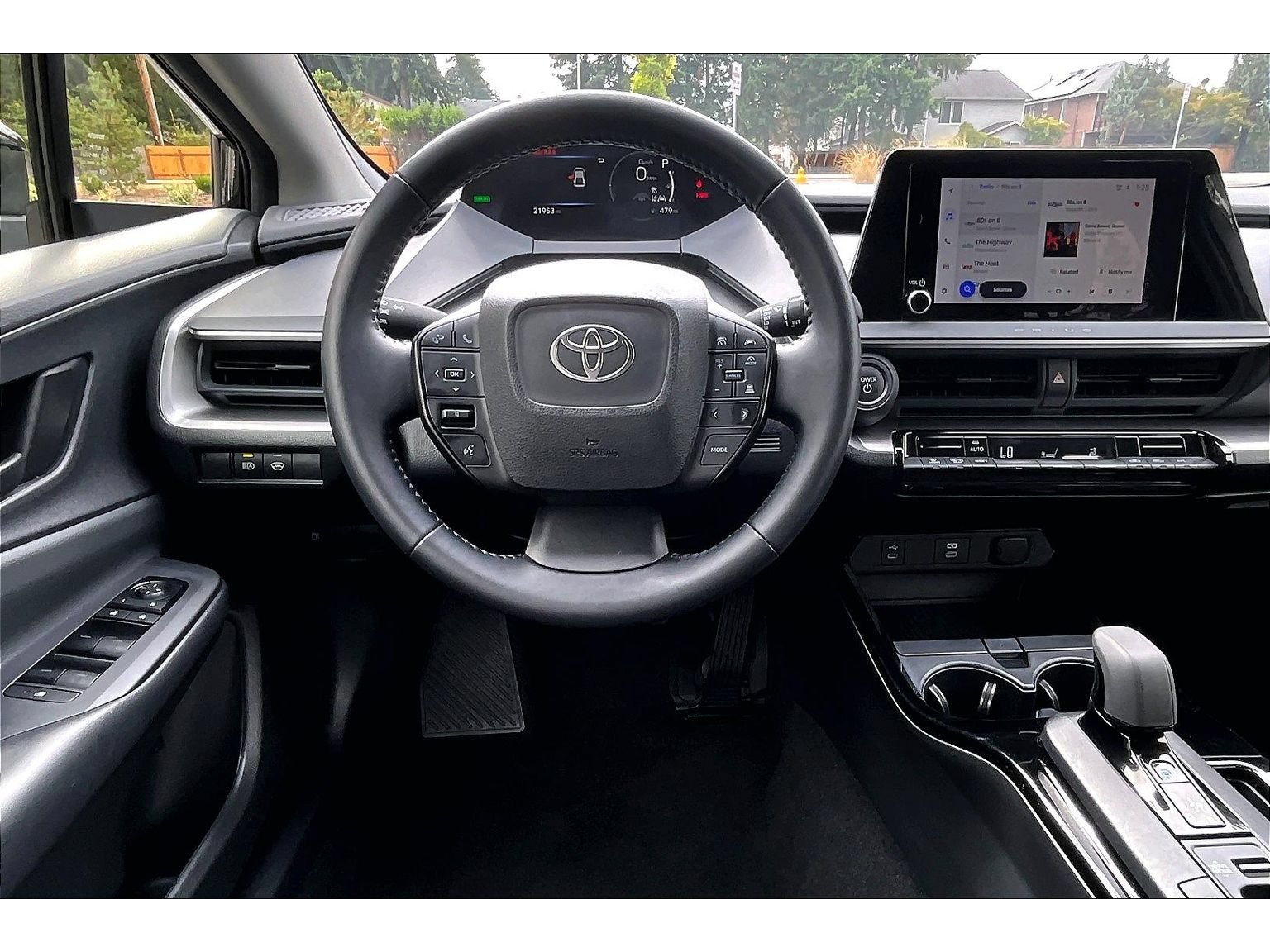 Used 2025 Toyota Prius LE FWD image 5
