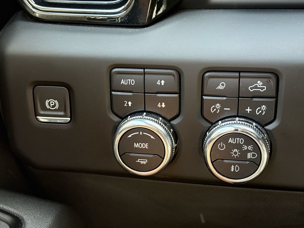 Used 2024 GMC Sierra 1500 AT4 w/ Technology Package AWD/4WD image 37