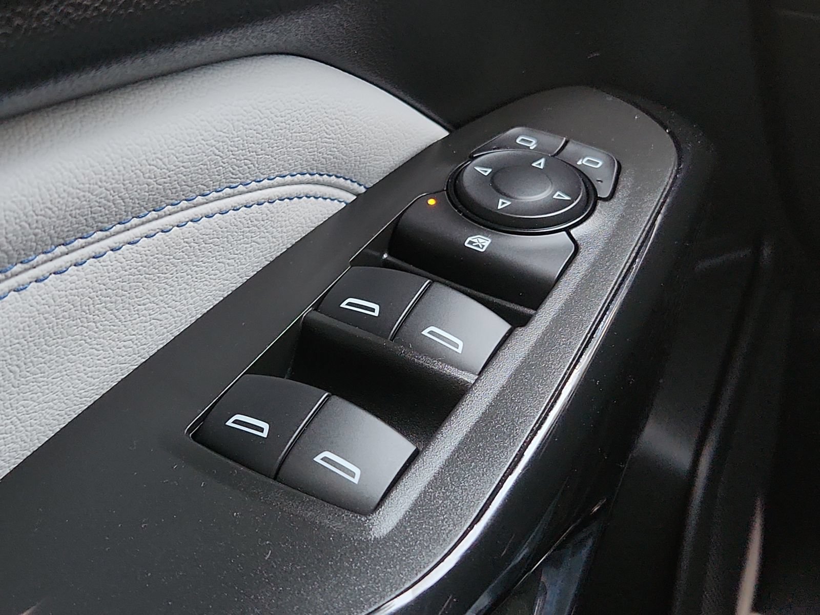 Used 2025 Chevrolet Trax LT FWD image 13
