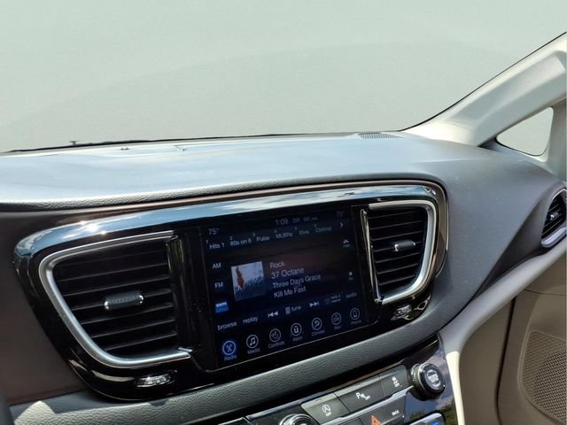Used 2017 Chrysler Pacifica Touring-L Plus FWD image 25