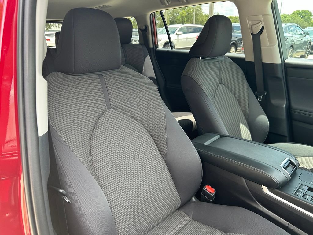 Used 2024 Toyota Highlander LE FWD image 32