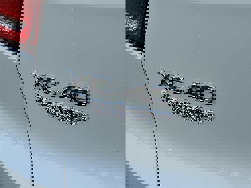 Used 2021 Volvo XC40 T5 R-Design w/ Climate Package image 5