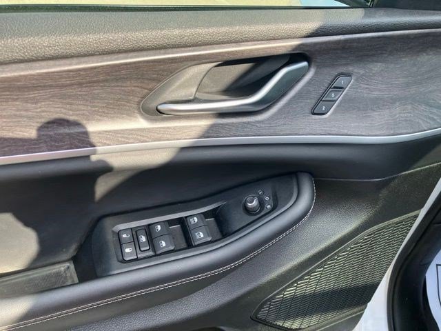 Certified 2023 Jeep Grand Cherokee Limited w/ Luxury Tech Group II AWD/4WD image 10