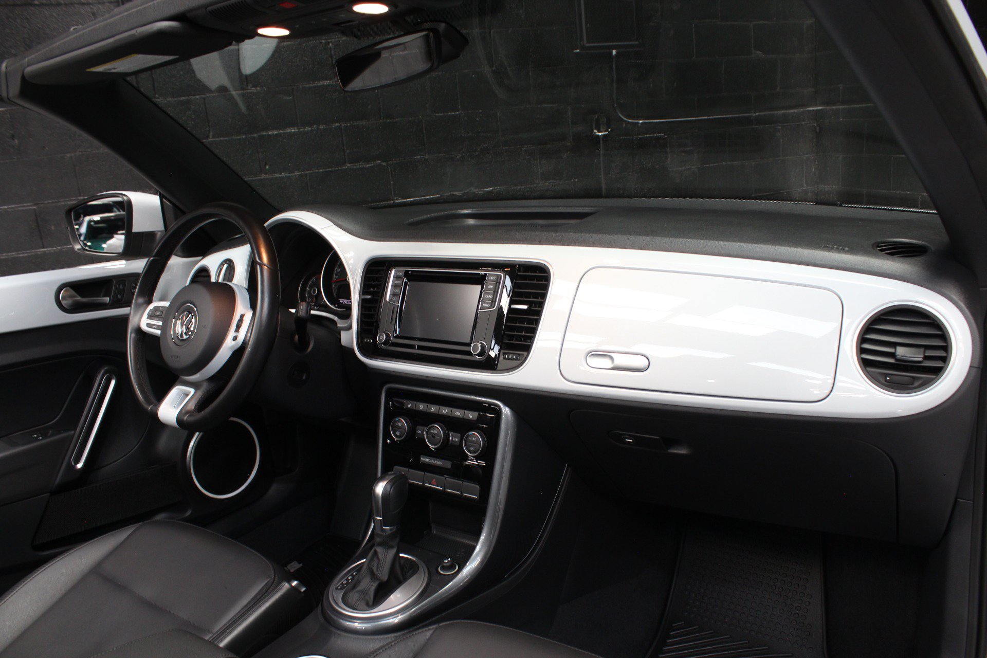 Used 2018 Volkswagen Beetle 2.0T SE FWD image 46