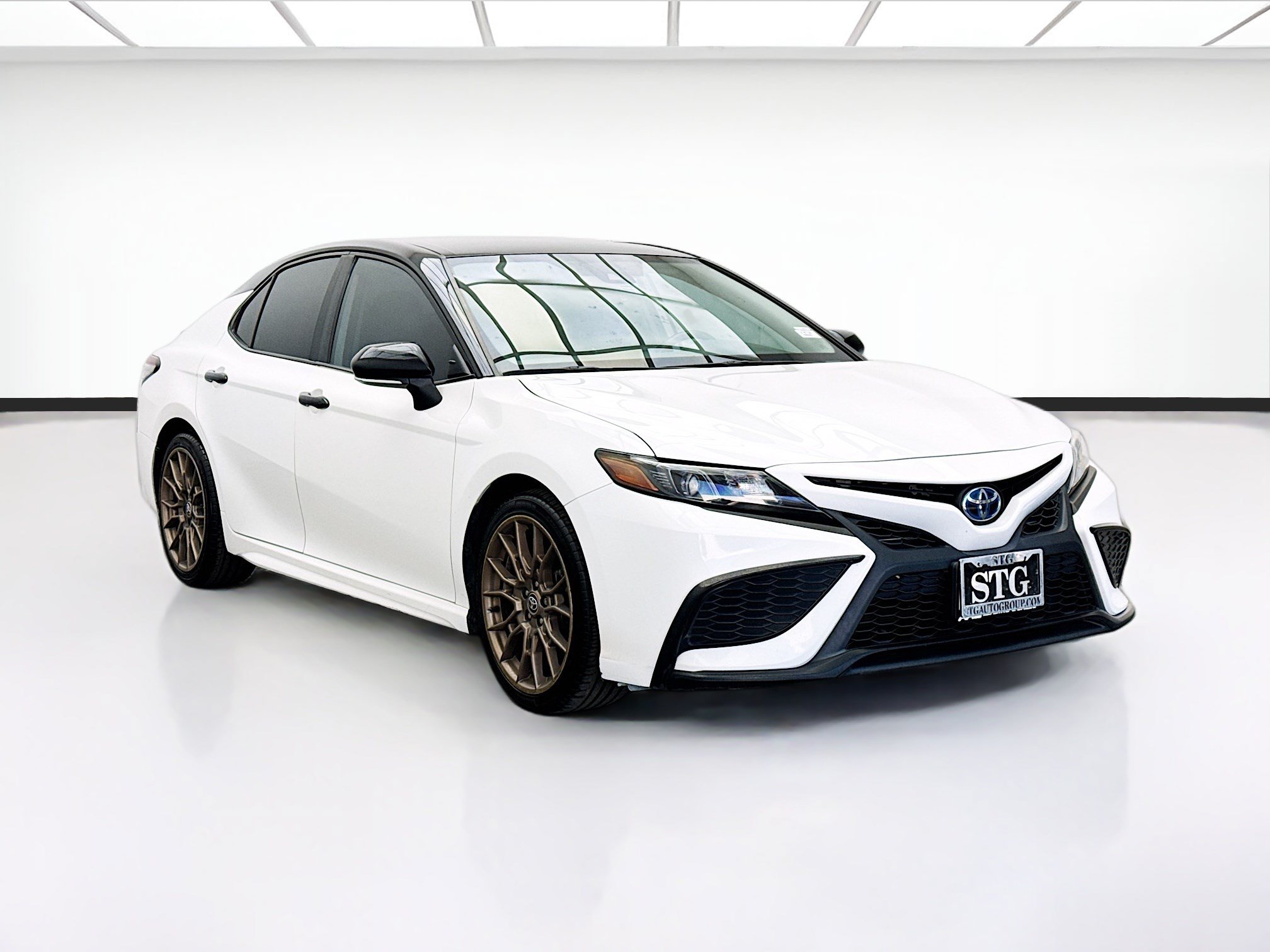 Used 2023 Toyota Camry SE FWD image 3