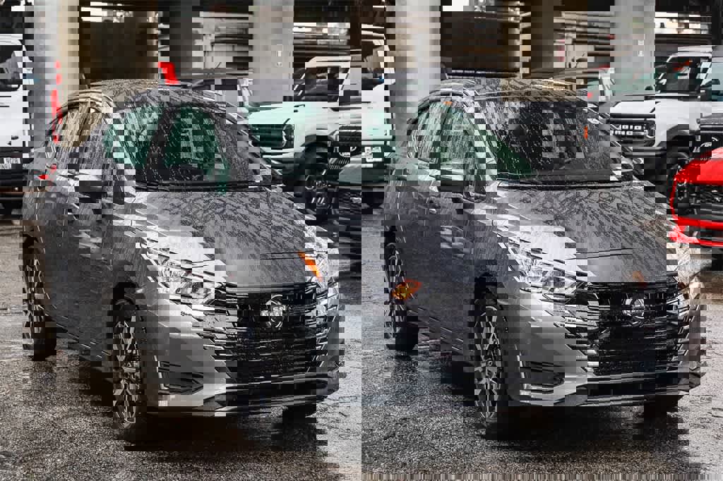 Used 2023 Nissan Versa SV image 3