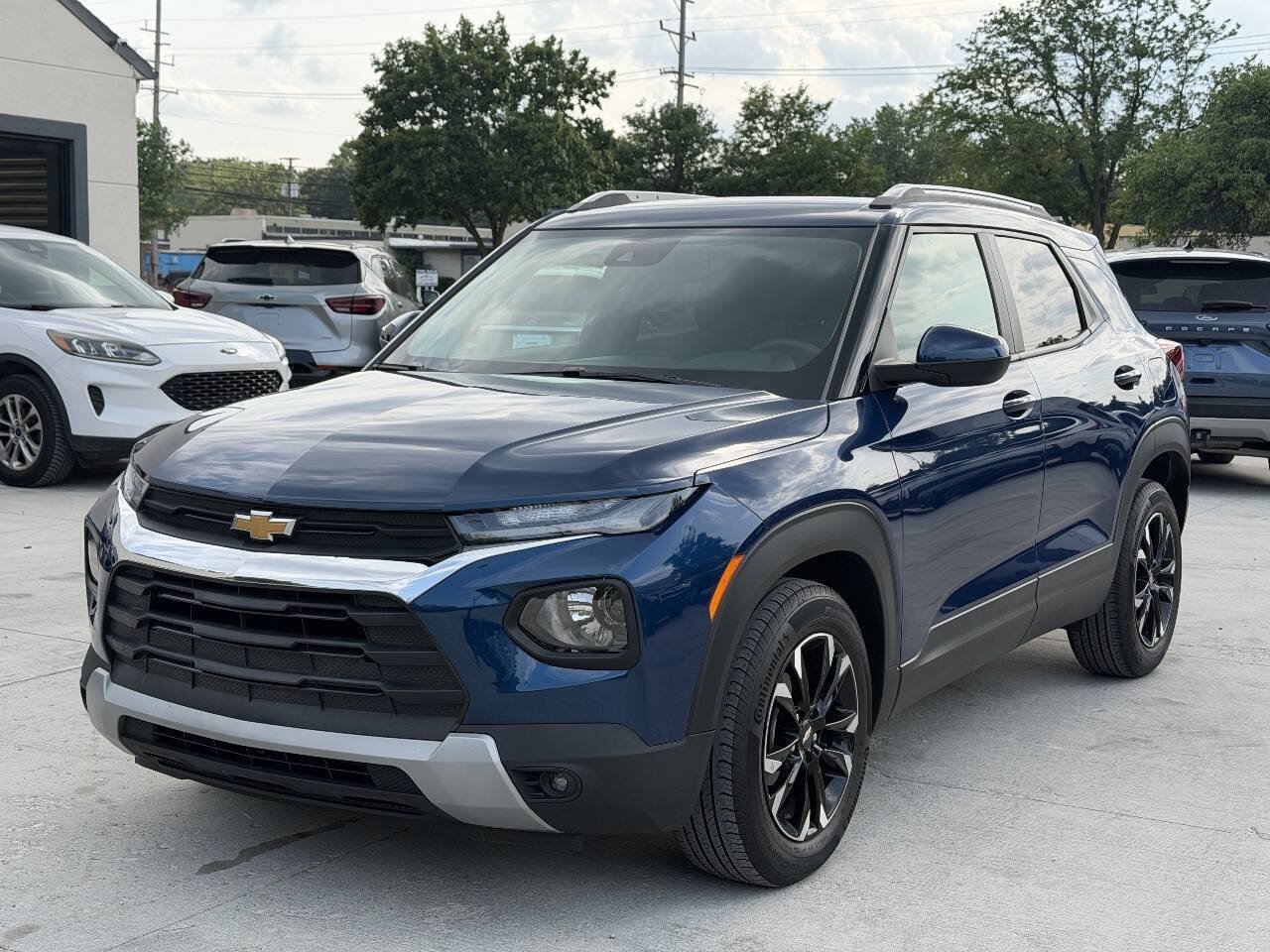 Used 2021 Chevrolet TrailBlazer LT w/ Convenience Package FWD image 2